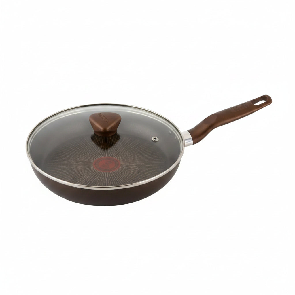 sartรฉn IMUSA color marrรณn con tapa de vidrio, vista frontal en cocina